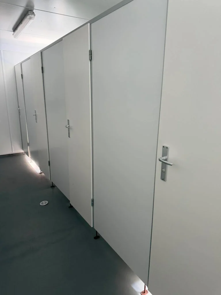 Eladó 20 lábas, felújított szaniterkonténer, WC konténer, 26111