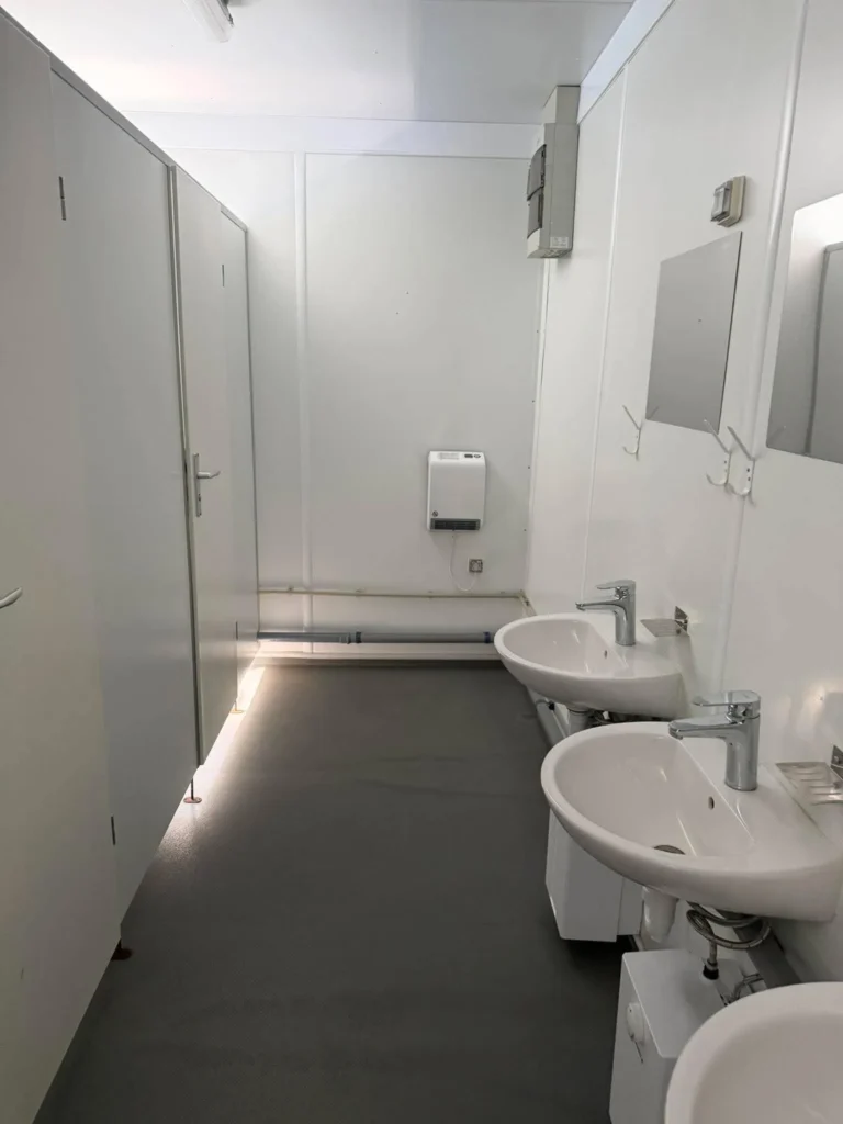 Eladó 20 lábas, felújított szaniterkonténer, WC konténer, 26111